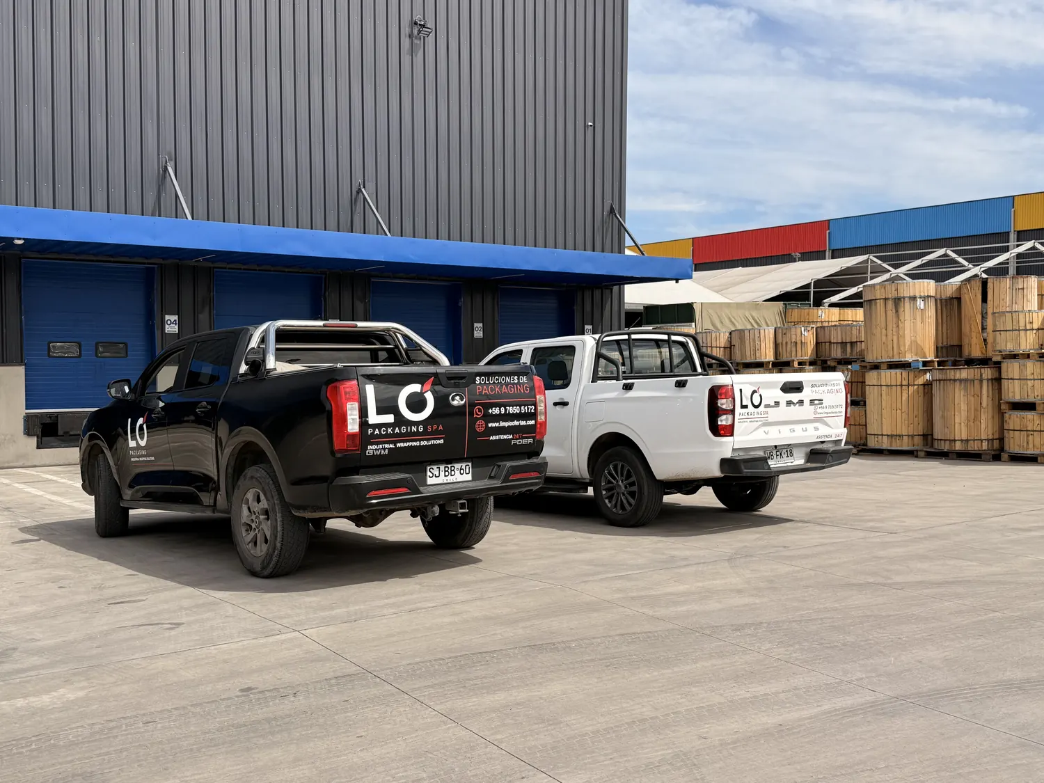 Camionetas LO Packaging junto a los andenes de despacho de la bodega