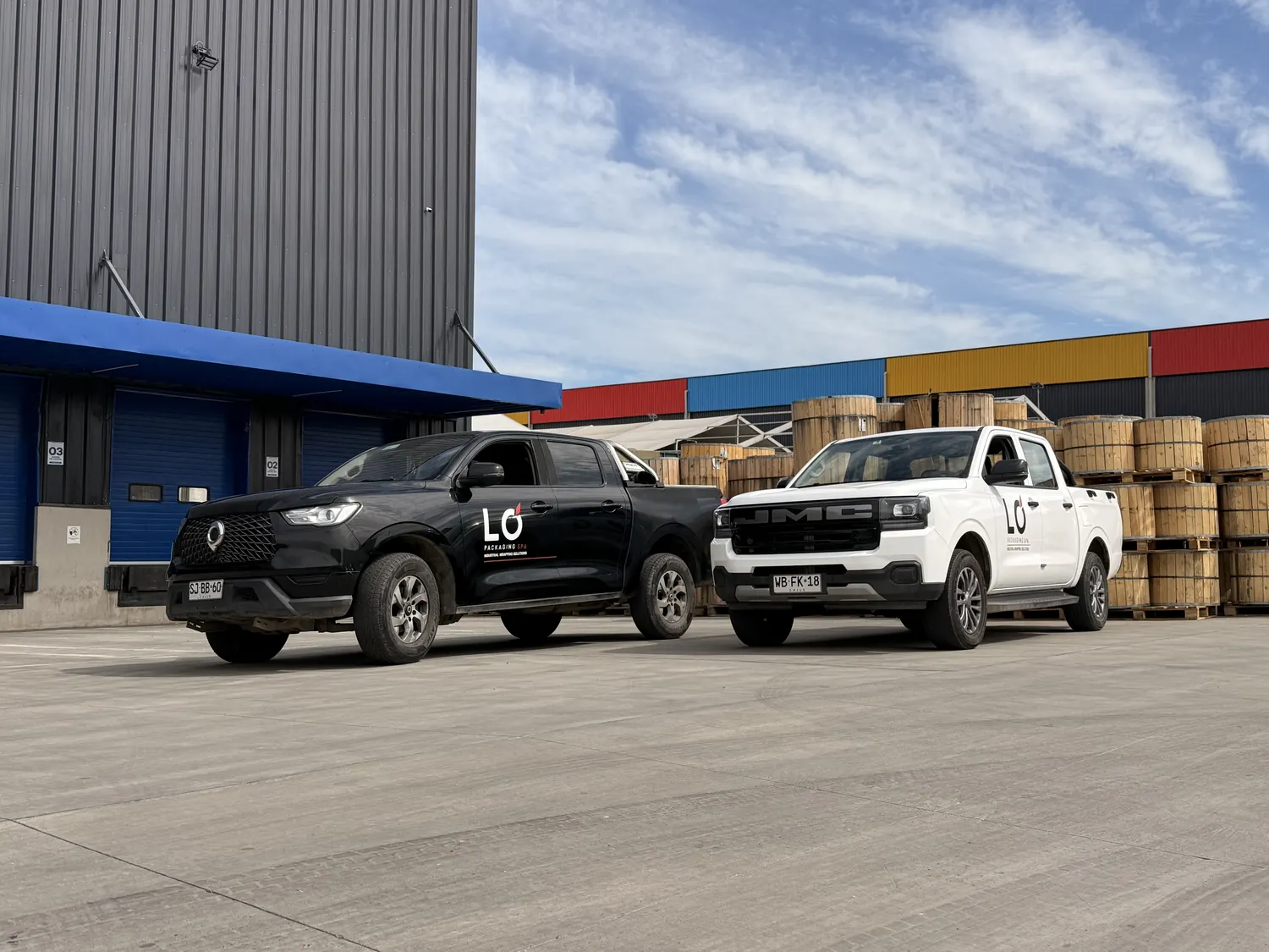 Camionetas LO Packaging SPA estacionadas frente a la bodega